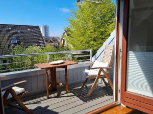 terraza con mesa y sillas en el balcón en Saltwater Happy, en Büsum