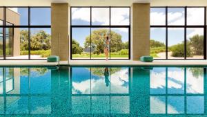 Carrossa Hotel & Spa tesisinde veya buraya yakın yüzme havuzu