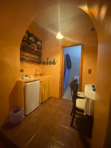 cocina con fregadero y mesa en una habitación en Elafusa Luxury Apartment en Rodas