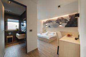 A bed or beds in a room at Hotel Castel Mani