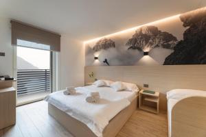 A bed or beds in a room at Hotel Castel Mani