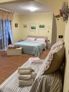 um quarto com duas camas e uma cadeira. em B&B Al San Francesco em Castel di Sangro