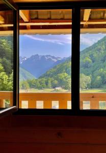 Vista generica sulle montagne o vista sulle montagne dall'interno dell'hotel