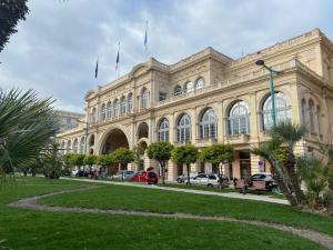 un gran edificio con coches estacionados frente a él en Bioves en Duplex en Menton