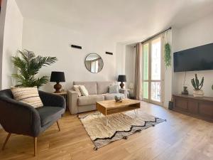 a living room with a couch and a table at Bioves en Duplex in Menton