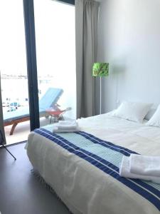 1 dormitorio con 1 cama y vistas al océano en Salema, en Punta Mujeres