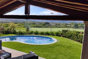 basen na środku trawnika w obiekcie Villa Janas con piscina privata Budoni w mieście Tanaunella