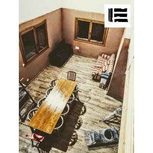 drewniany stół i krzesła w salonie w obiekcie Casa rural Lastoetxe w mieście Larrauri