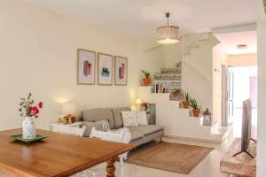 uma sala de estar com um sofá e uma escada em MonKeys Apartments Sanlúcar Beach Relax em Sanlúcar de Barrameda