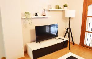 sala de estar con TV de pantalla plana sobre una mesa en Apartamento Encanto Tarazona Plaza de España, en Tarazona de Aragón
