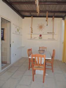 Lido Conchigliaにあるcasa con terrazzo in stile mediterraneoのダイニングルーム(テーブル、椅子2脚付)