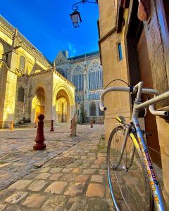 a bike parked in front of a building at Gite de la rivière avec patio et parking centre ville in Le Mans