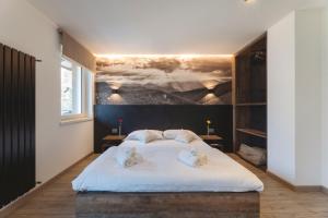 A bed or beds in a room at Hotel Castel Mani
