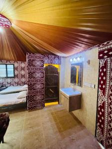 Postel nebo postele na pokoji v ubytování Star Camp Wadi Rum