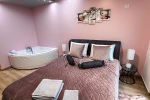 Voodi või voodid majutusasutuse Room Jacuzzi “ATHENA” toas