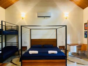 1 Schlafzimmer mit 1 Bett und 2 Etagenbetten in der Unterkunft 1000 SILVERS -Farmhouse Stay in Mysore