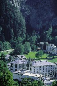 a group of buildings in front of a mountain at Hotel Residence Universo in Pr&eacute;-Saint-Didier