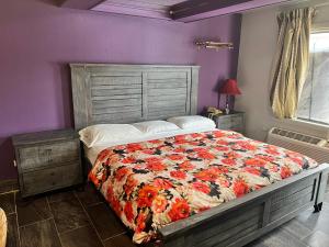 1 dormitorio con 1 cama con colcha de flores en Miami Inn & Suites, en Chicago