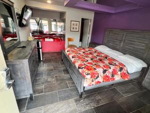 Postel nebo postele na pokoji v ubytování Miami Inn & Suites