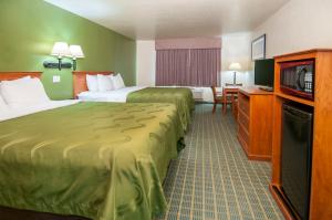 Postel nebo postele na pokoji v ubytování Quality Inn Alpine