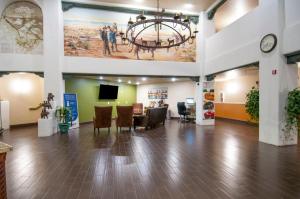 TV a/nebo společenská místnost v ubytování Quality Inn Alpine