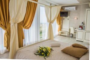 Un dormitorio con una cama grande con flores. en Relais Villa Olivi, en Costermano