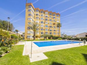 The swimming pool at or close to Cubo's Estudio Esmeralda Beach