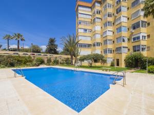 The swimming pool at or close to Cubo's Estudio Esmeralda Beach
