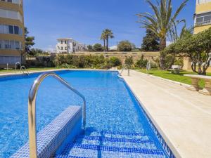 The swimming pool at or close to Cubo's Estudio Esmeralda Beach