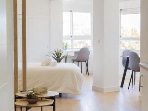 A bed or beds in a room at Cubo's Estudio Esmeralda Beach