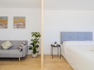 A bed or beds in a room at Cubo's Estudio Esmeralda Beach