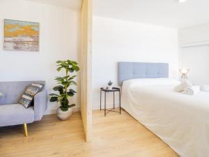 A bed or beds in a room at Cubo's Estudio Esmeralda Beach Még 37 kép