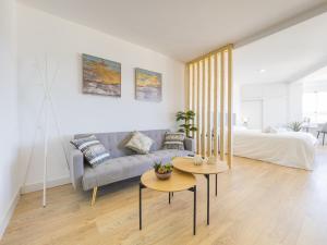 A bed or beds in a room at Cubo's Estudio Esmeralda Beach