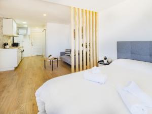 A bed or beds in a room at Cubo's Estudio Esmeralda Beach