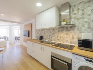 A kitchen or kitchenette at Cubo's Estudio Esmeralda Beach
