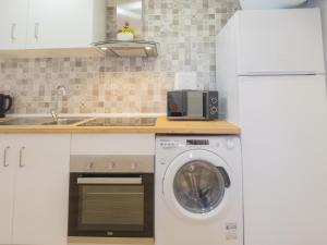 A kitchen or kitchenette at Cubo's Estudio Esmeralda Beach