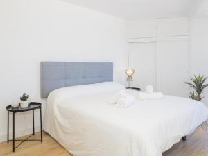 A bed or beds in a room at Cubo's Estudio Esmeralda Beach