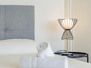 A bed or beds in a room at Cubo's Estudio Esmeralda Beach