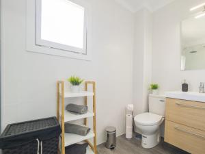 A bathroom at Cubo's Estudio Esmeralda Beach