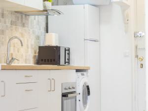 A kitchen or kitchenette at Cubo's Estudio Esmeralda Beach