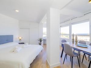 A bed or beds in a room at Cubo's Estudio Esmeralda Beach