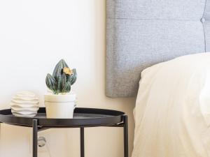 A bed or beds in a room at Cubo's Estudio Esmeralda Beach