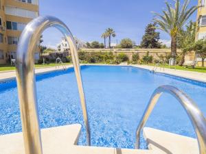 The swimming pool at or close to Cubo's Estudio Esmeralda Beach