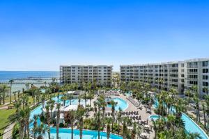 z góry widok na ośrodek z basenem i ocean w obiekcie Destin West - Heron w mieście Fort Walton Beach