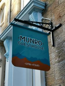 una señal en el lateral de un edificio en Munro Guest House en Stirling