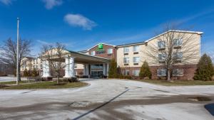 a hotel building with a road in front of it at Holiday Inn Express & Suites Ashtabula-Geneva, an IHG Hotel in Austinburg