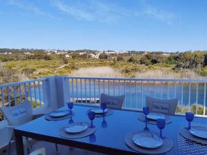ein Tisch auf dem Balkon mit Blick aufs Wasser in der Unterkunft Villa Ferrer in Port d'Addaia