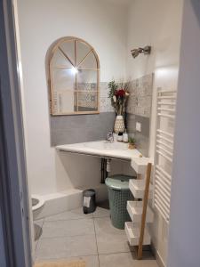 uma casa de banho com um lavatório e uma banheira em STOP 100m DU PORT-Parking gratuit a 5mn em Vannes
