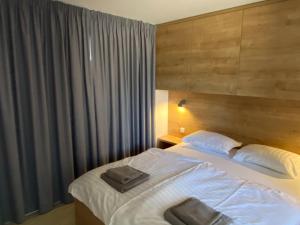 Habitación de hotel con 2 camas y ventana en Bella Homes Camping, en Tisno