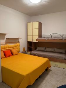 una camera con un letto giallo e un letto a castello di LA TORRETTA A SAN TERENZO a Lerici